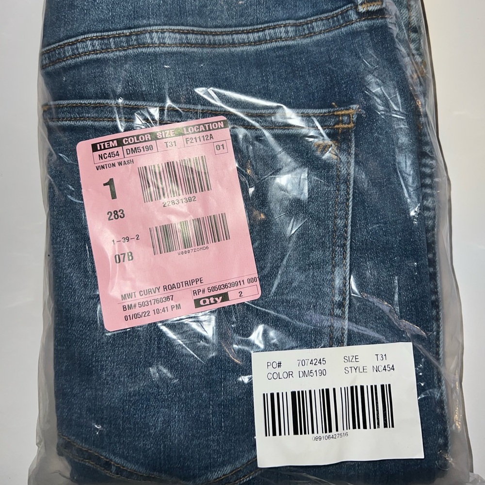 BRAND NEW, NWT! Tall Curvy Roadtripper Authentic Skinny Jeans in Vinton Wash